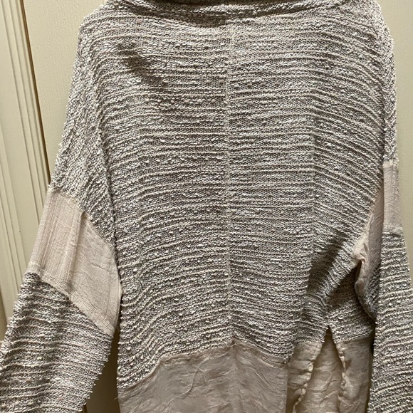 Tunic with adjustable neck line - Picture 2 of 4